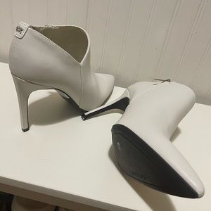 New w/o tags stunning off white 4 inch booties.